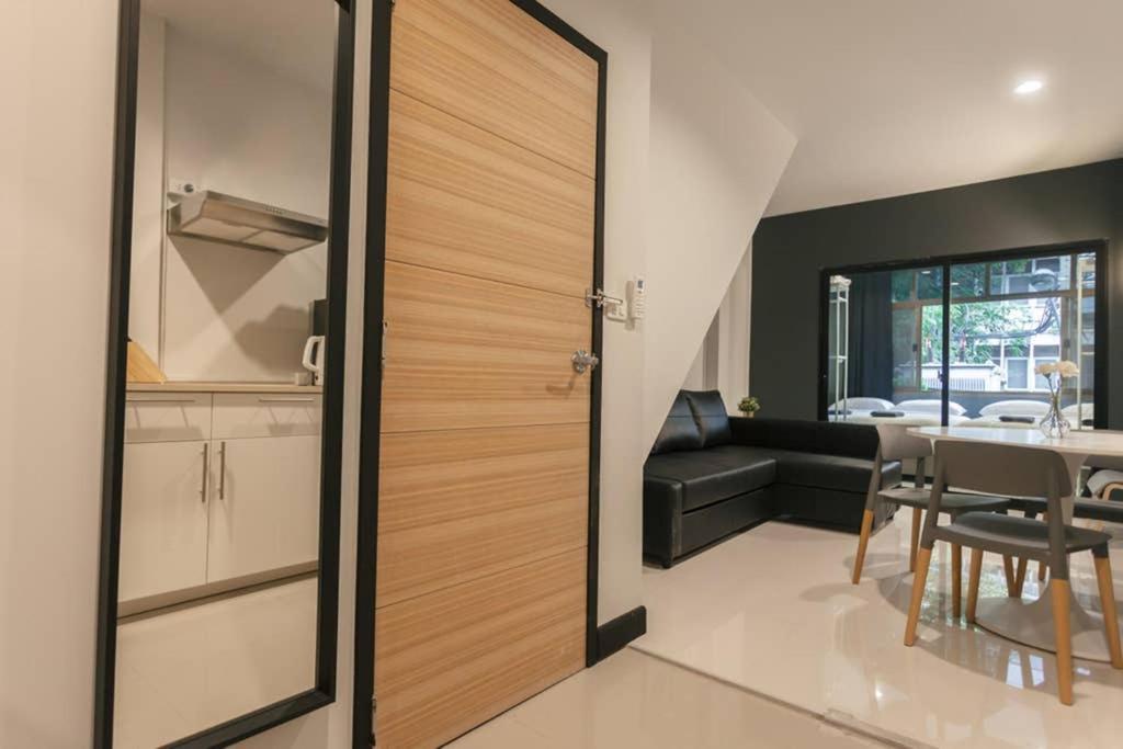 Apartment S2 Silom Large 4-6 Guests Full Kitchen Wifi